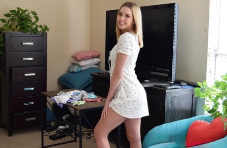 Sexet teenager Sophia viser sine små bryster med svulmende brystvorter
