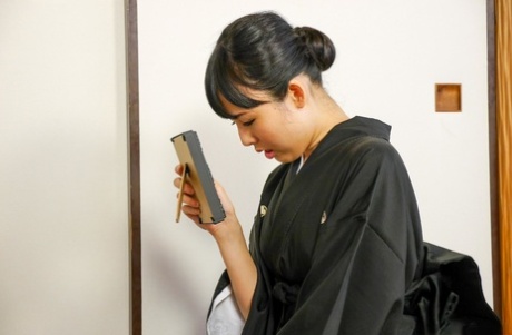 Chica japonesa caliente en uniforme dando una gran mamada y degustación de semen