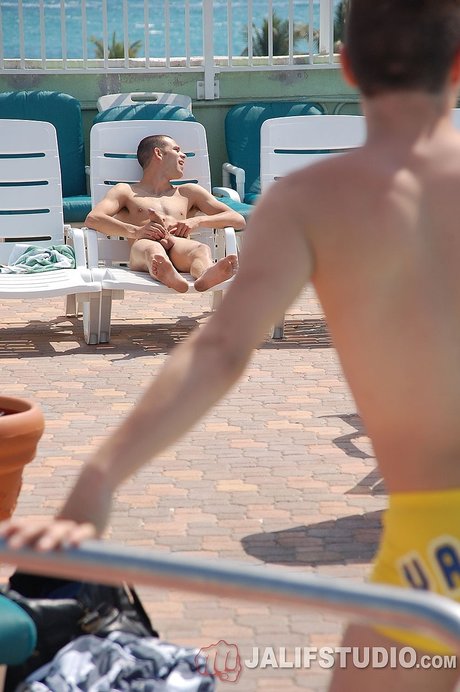 Гей-красавчики Jaeden James & Roberto Santiago сосут и трахают друг друга у бассейна