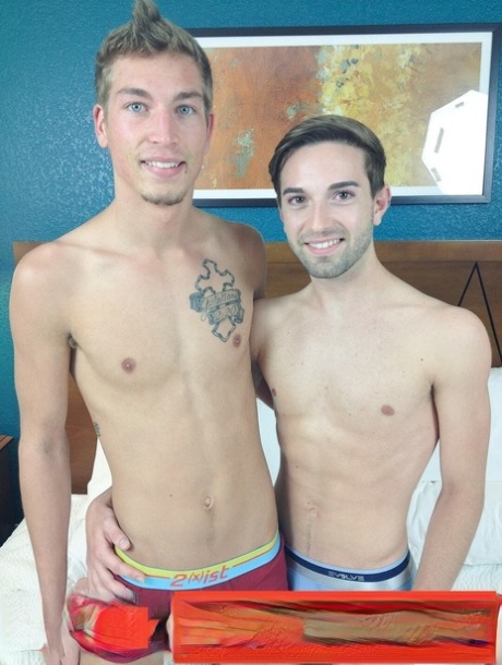 顽皮苗条的同性恋运动员阿德里安-欧文斯和加勒特-亨特互相填满对方的肛门