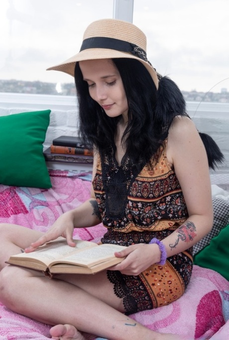 Sexet brunette-amatør smider tøjet og leger med sin behårede fisse, mens hun læser en bog