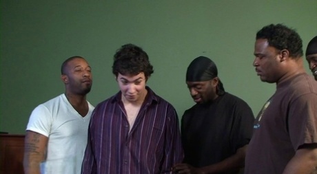 Des homosexuels noirs se livrent à un gangbang anal interracial avec un jeune homme blanc.