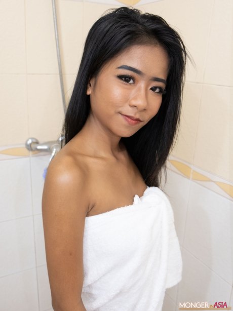 A asiática Som mostra as suas belas mamas e a sua rata depilada na casa de banho