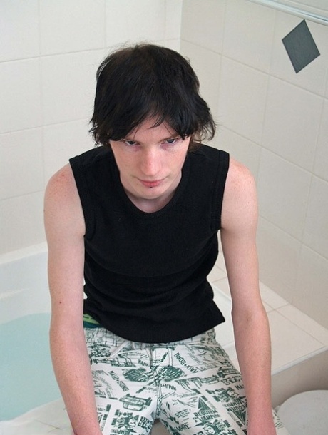 Skinny twink jerks zijn kleine lul totdat hij ejaculeert in de badkamer