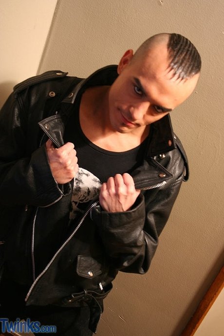 Den homoseksuelle punkhead Jake Blade smider tøjet og viser sin hotte tuschede krop, store røv og lille stang