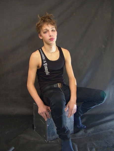 Den nydelige homofile tenåringsgutten Sydney stripper, onanerer og kommer i en solo...