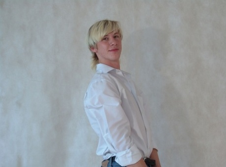 Kjekk blond twink runker den hårete pikken sin etter en sexy striptease