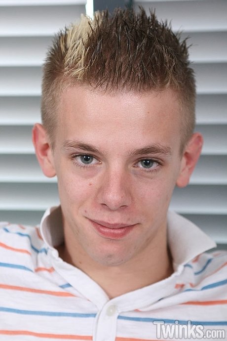 Geiler twink Luckas Layton entblößt seinen Körper und masturbiert hart