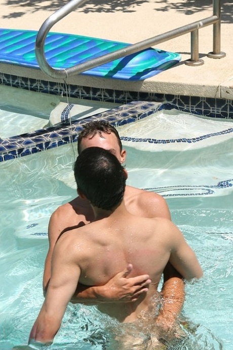 Os gays Kirk Cummings e David West desfrutam de sexo anal ao ar livre junto à piscina