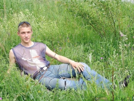 ゲイの素人ユベール、草原で全裸になってオナニー