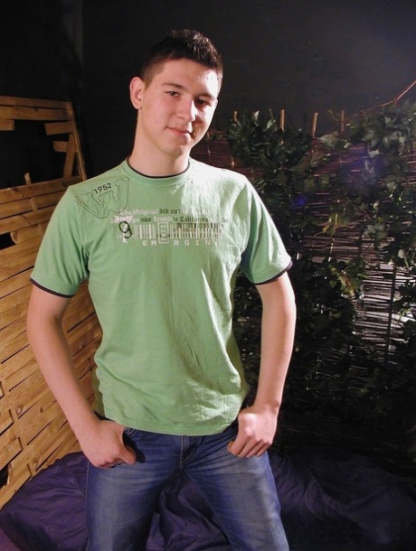 Sexy twink Illia zieht sein Hemd, jeans und Unterwäsche aus, um solo zu masturbieren