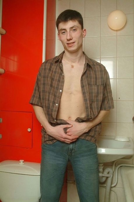 Il piccolo twink magro si spoglia e si bagna in una vasca da bagno schiumosa