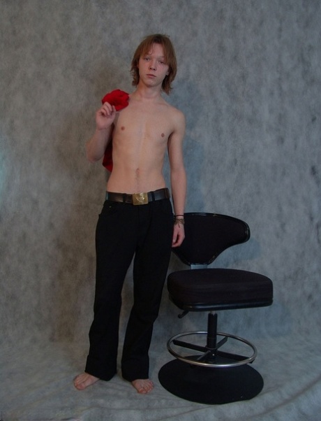 Skinny brunette twink Andres spielt mit seinem pochenden Schwanz auf dem Stuhl