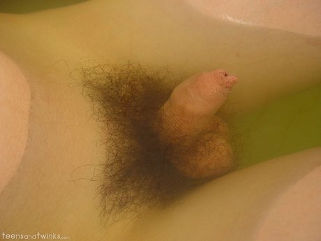 O gémeo magricela toma banho numa banheira e provoca com a sua pila e cu num solo