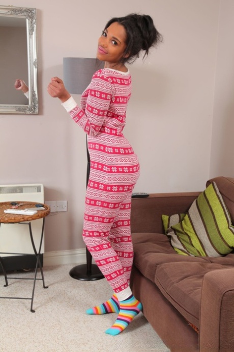 Den storbystade ebenholtsbruden Rehea tar av sig pyjamasen och poserar i trosor och strumpor