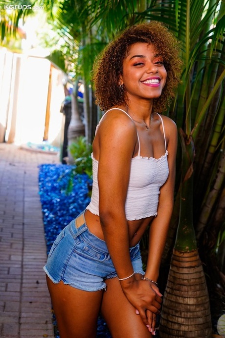 Chica latina con una hermosa sonrisa Milu Blaze frotando su coño oscuro al aire libre