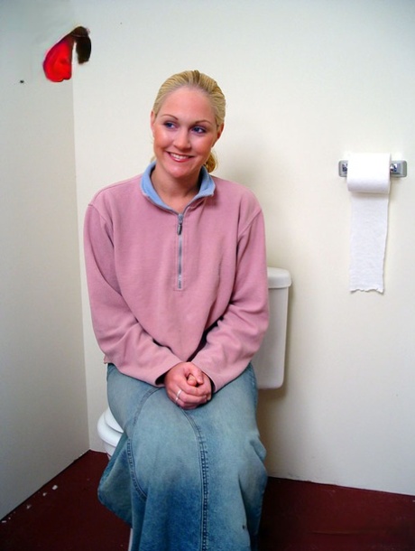 ブロンドの女の子ジェイミーは、トイレに座って、黒い栄光の穴のドングを吹く