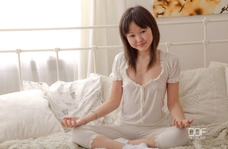 Kleine Japanse tiener Aliona stript tot op haar schattige sokken en betast haar muff