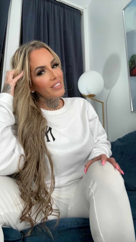 Привлекательная MILF Pamela Kayne раздевается и показывает свое горячее татуированное тело