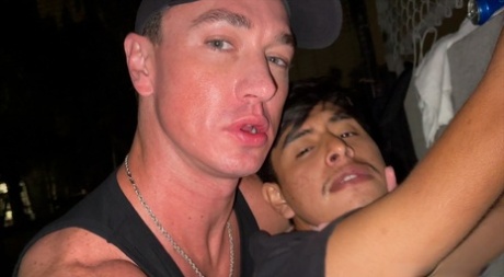 Schwuler hintern wird beim doggystyle-analsex im freien creampied