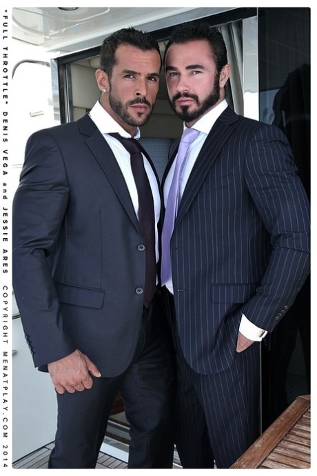 Homofile hotties Denis Vega & Jessy Ares strip sine dresser & knulle på båten