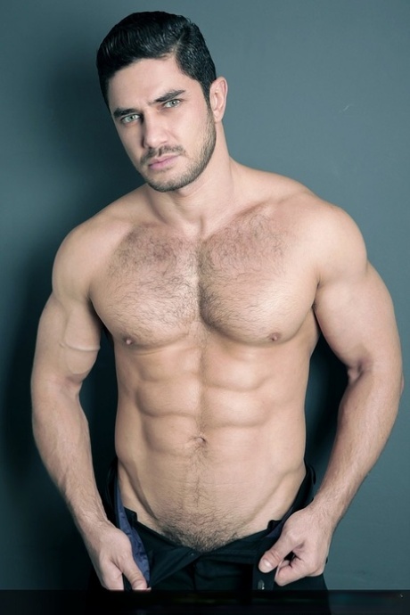 Muži ve hře Dato Foland, Frank Valencia