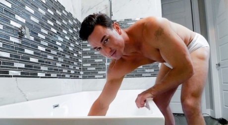 Спортивный гей демонстрирует свои сильные мышцы и дрочит свой большой член в ванной комнате
