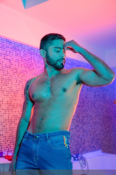 Guido Plaza, gay musclé, se branle sur sa grosse bite dans un solo torride dans la salle de bain.