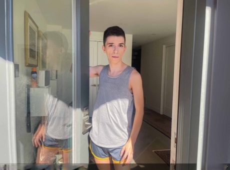 El jovencito Felix ODair disfruta del sexo anal duro con un top colgado después de dar de cabeza