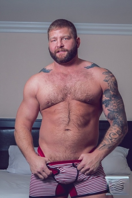 Bodybuilder gay si fanno un pompino a vicenda e fanno sesso anale hardcore