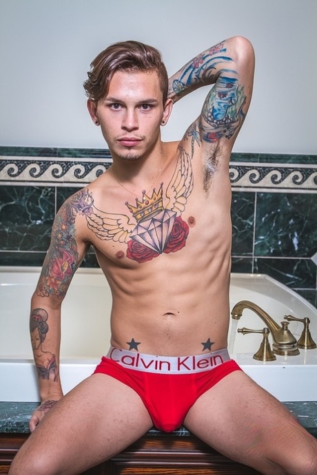 Le riche mec tatoué Seth Night se fait baiser par un réparateur gay Bravo Delta