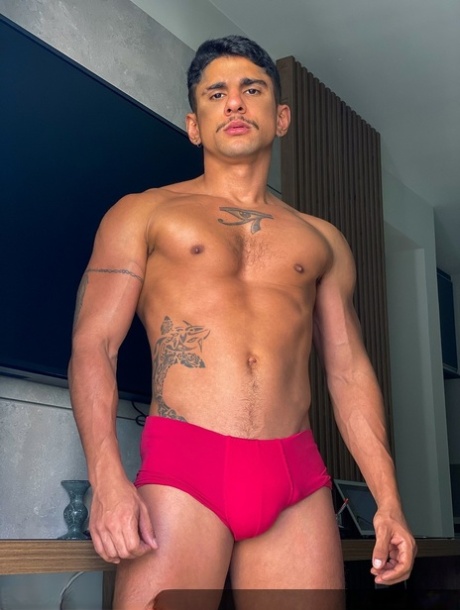 Brasiliano ragazzo giocattolo Lucas Mancinni espone la sua ditta culo & cazzo prima doccia sesso