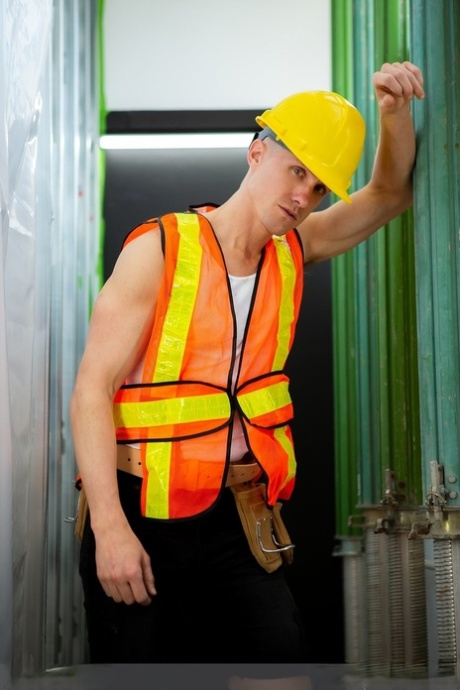 Kåt homosexuell byggnadsarbetare Luke West klär av sig och poserar på sitt arbete