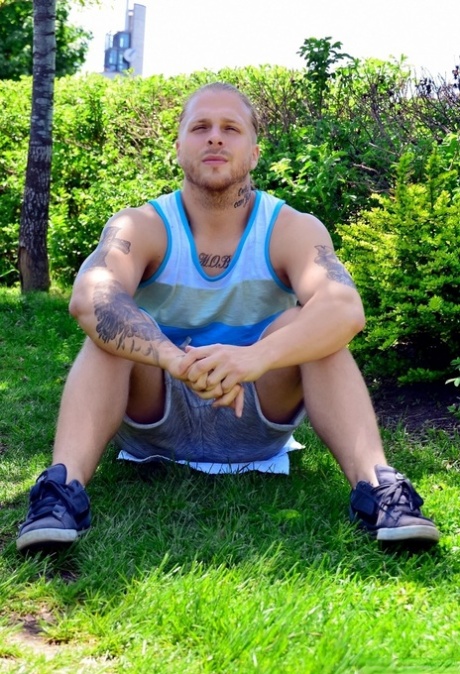 Il gay tatuato Emeric Roussy mostra il suo sedere a bolla e il suo cazzo da succhiare