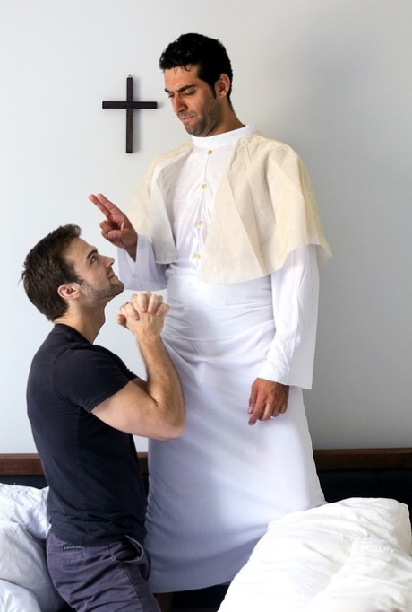 Homo amateur Gabriel Clark pijpt en neukt sexy priester Micke Stallone