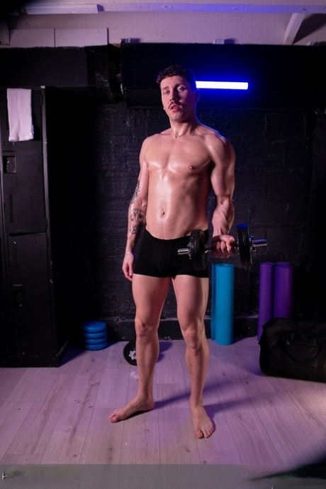 Сексуальный мускулистый гей Маркус МакНилл показывает свое тело и дрочит свой член