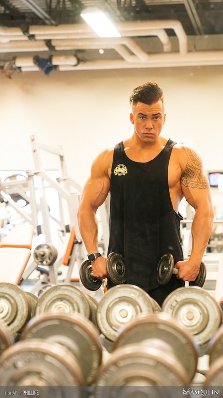 Bodybuilder Philippe Massa zeigt seinen muskulösen nackten Körper und seinen lutschbaren Schwanz