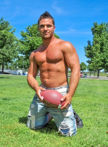 Muskulösa gay Shawn Balfour visar sin stora kuk och sitt trånga anala kärlekshål