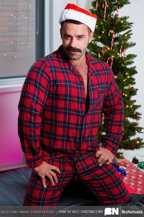 Hot muscular gay dads and hunks fuck hard in a Christmas night orgy