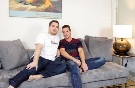 Gay amatéři Andrew Strong & Marko Lebeau mají intenzivní anální sex na pohovce