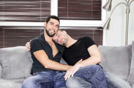 Les Canadiens homosexuels Micke Stallone et Samuel Stone se baisent en levrette