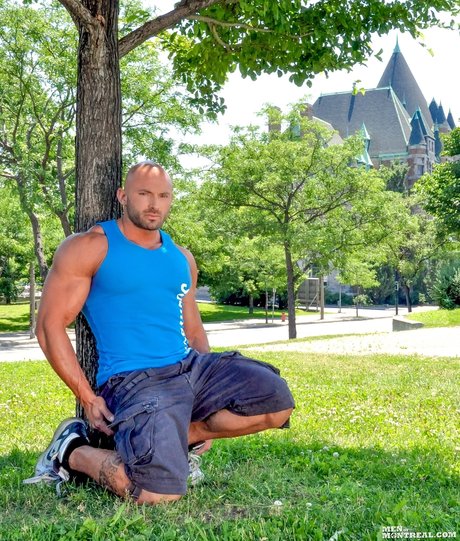 Le bodybuilder Max Chevalier branle sa grosse bite tout en exhibant ses muscles