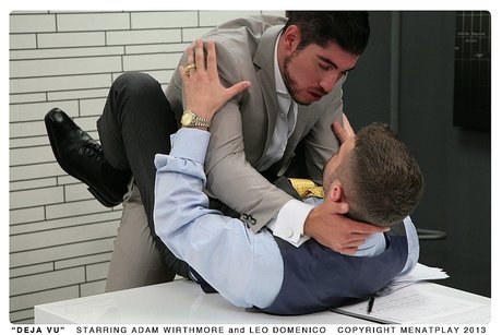 Seksowny homoseksualny pracownik Adam Wirthmore dostaje w dupę od swojego szefa Leo Domenico