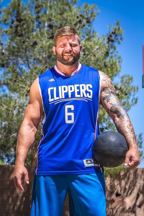 Tlustý gay s tetováním na ruce Aiden Woods vrtá svého basketbalového přítele na hřišti