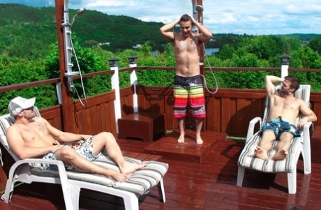 Tres gays canadienses se follan en una terraza de madera
