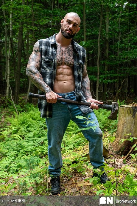 Der schwule Holzfäller Axel Reed enthüllt seinen muskulösen Körper und masturbiert im Wald