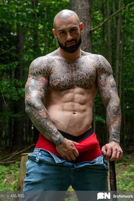 Den homosexuella skogshuggaren Axel Reed visar upp sin muskulösa kropp och onanerar i skogen