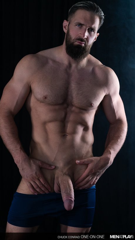 肌肉发达的男同性恋展示他健美的裸体和大鸡巴