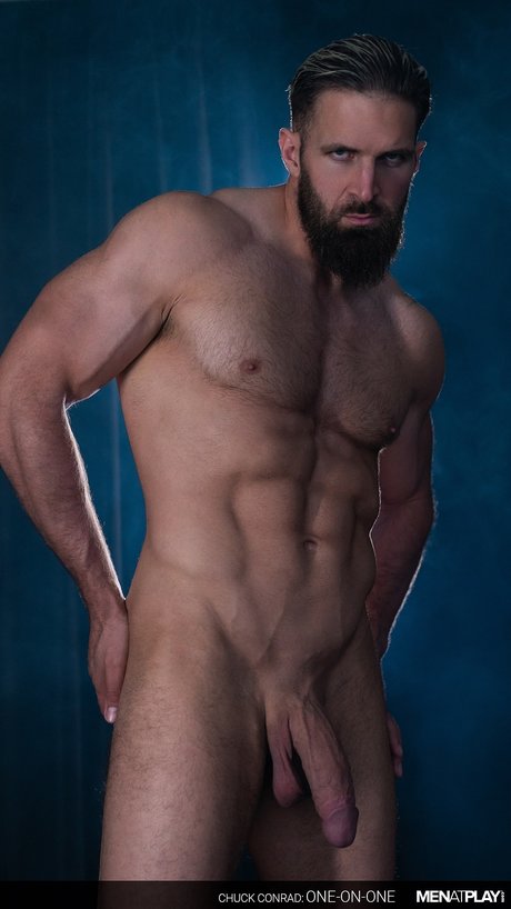 Gay musculado mostra o seu corpo atlético nu e a sua grande pila