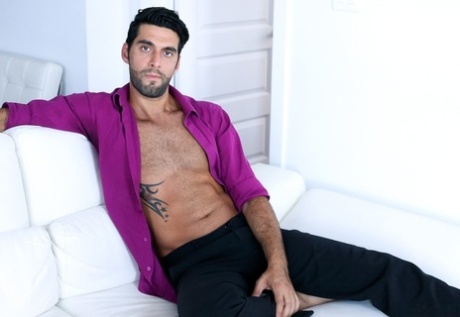 Schwule Hotties Micke Stallone & Brandon Jones strippen und machen auf dem Sofa rum